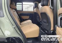 Land Rover Defender 