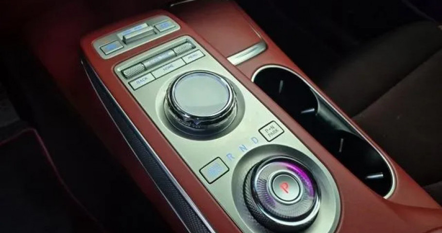 Genesis Gv70 