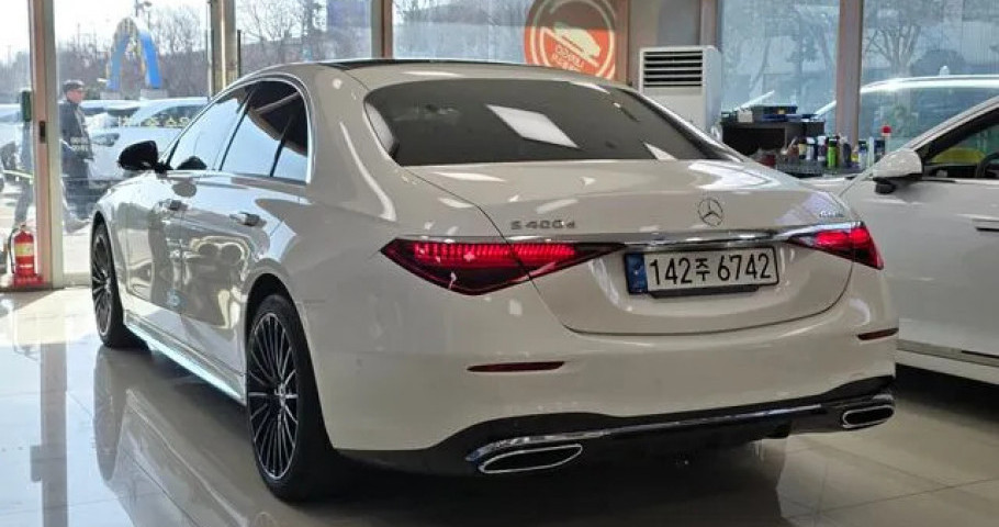 Mercedes-Benz S-Class 