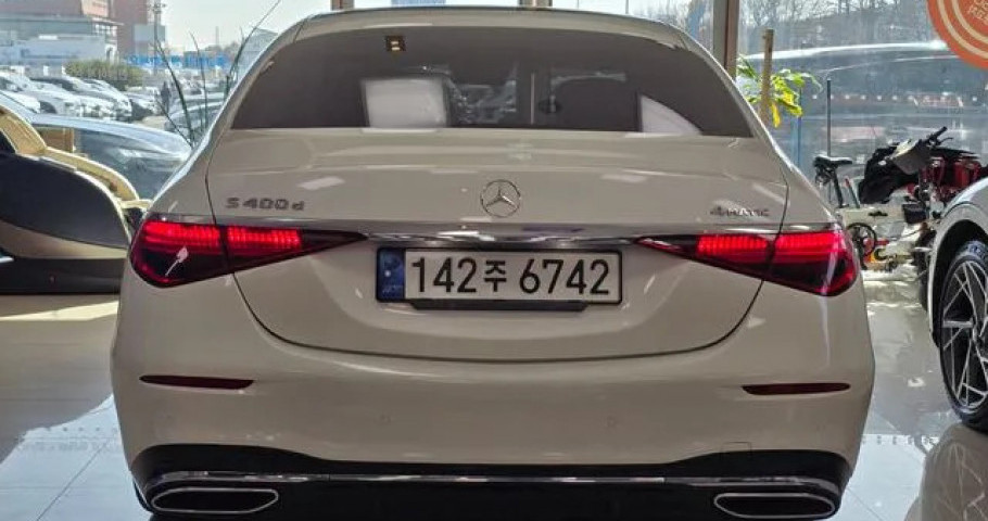 Mercedes-Benz S-Class 