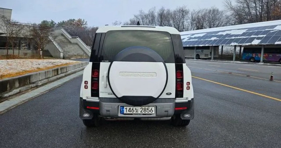 Land Rover Defender 
