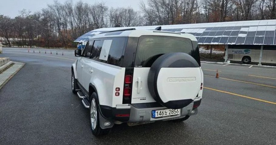 Land Rover Defender 