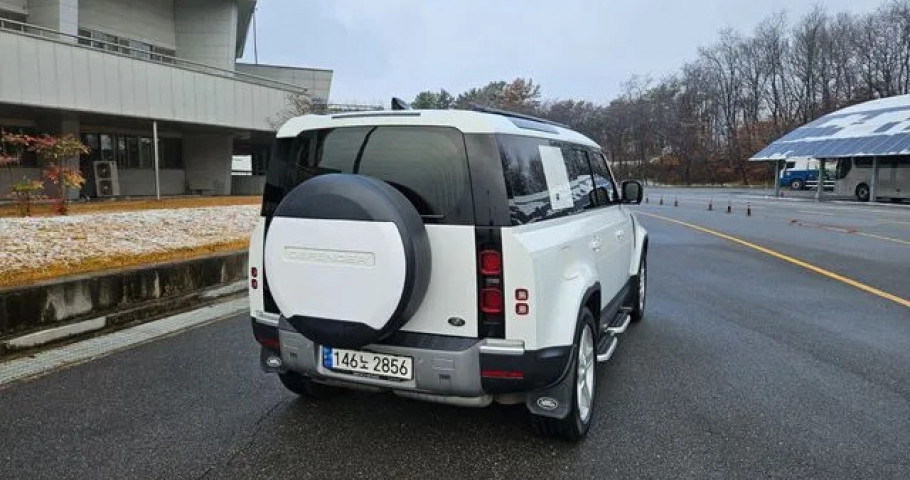 Land Rover Defender 
