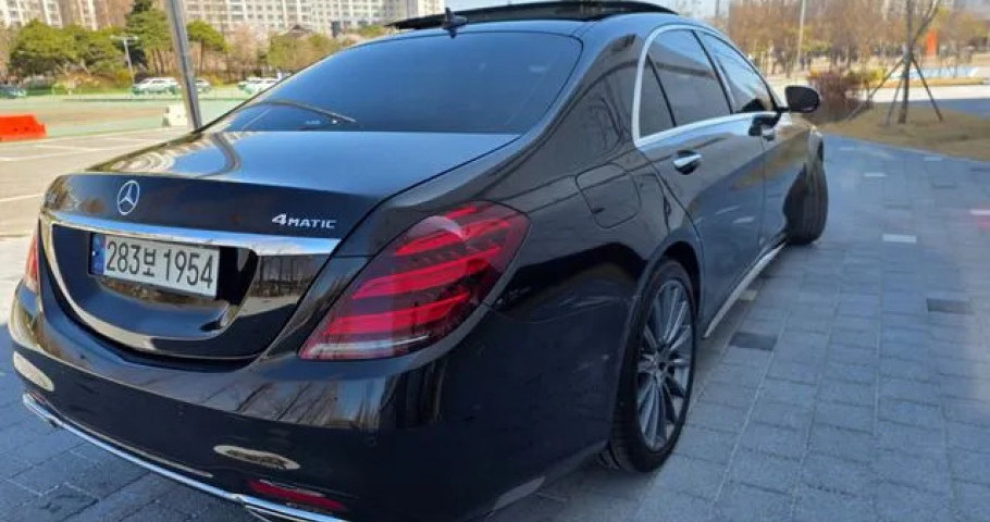 Mercedes-Benz S-Class 