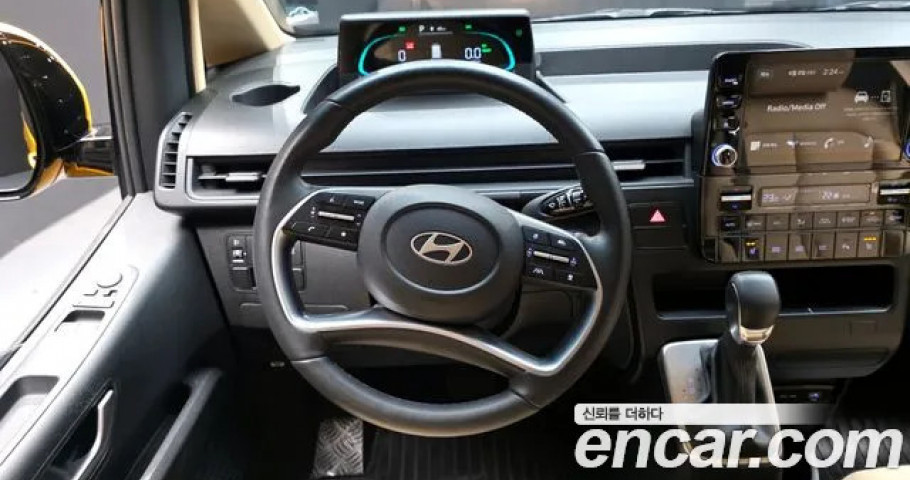 Hyundai Staria 