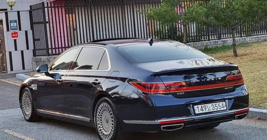 Genesis G90 