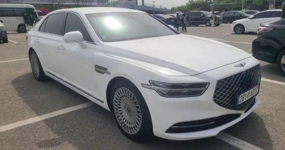 Genesis G90 