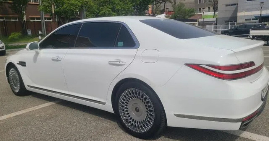 Genesis G90 