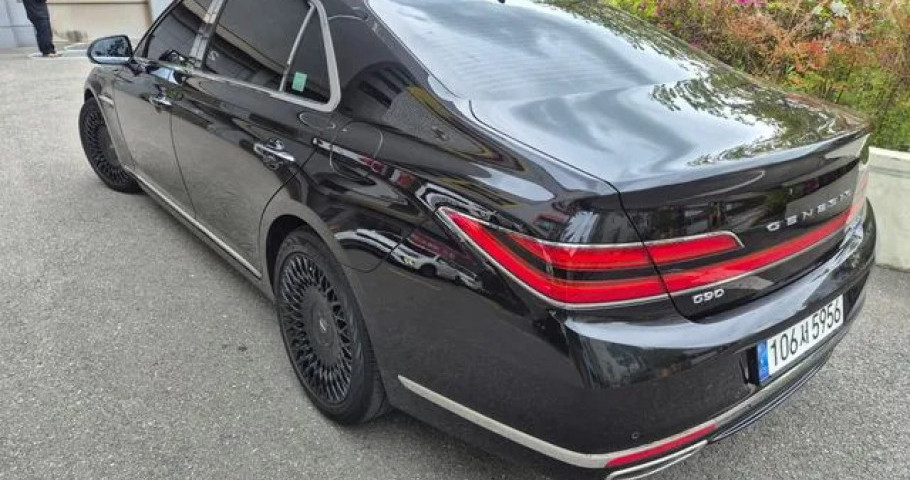 Genesis G90 