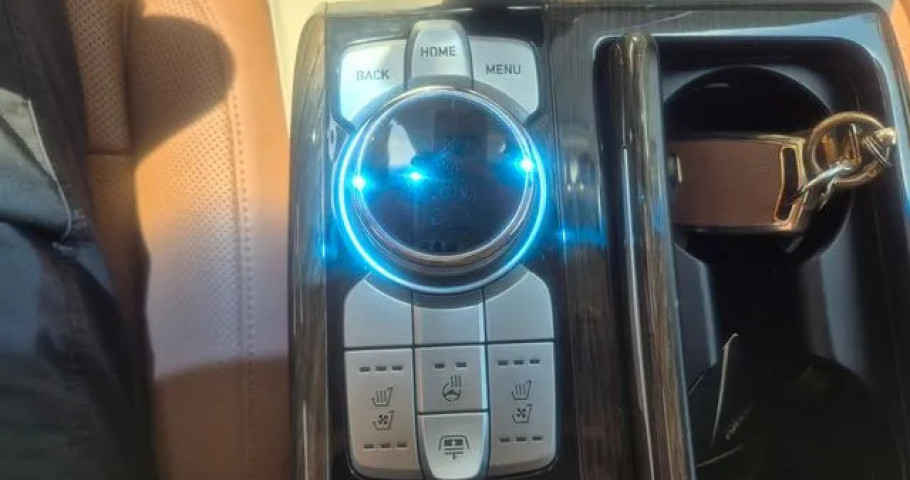 Genesis G90 