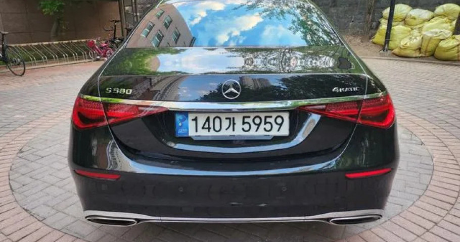 Mercedes-Benz S-Class 
