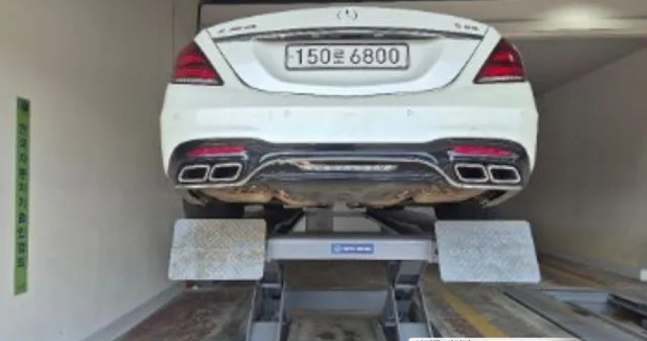 Mercedes-Benz S-Class 