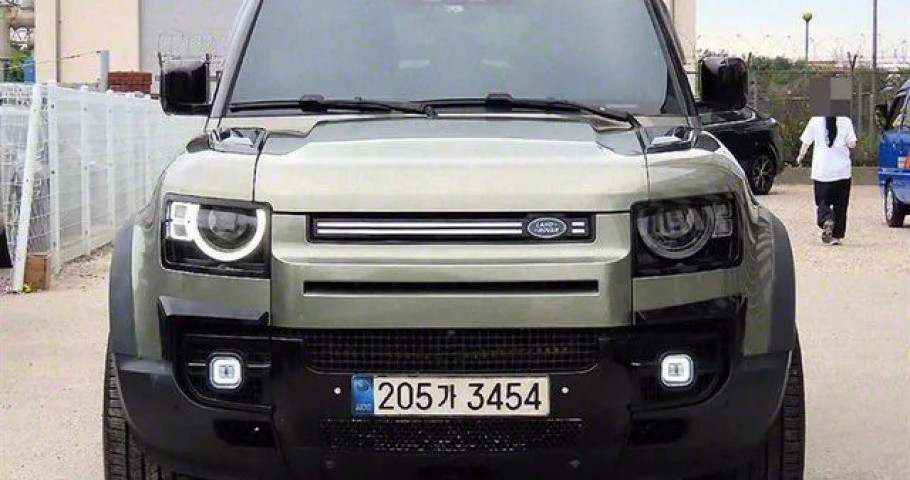 Land Rover Defender 