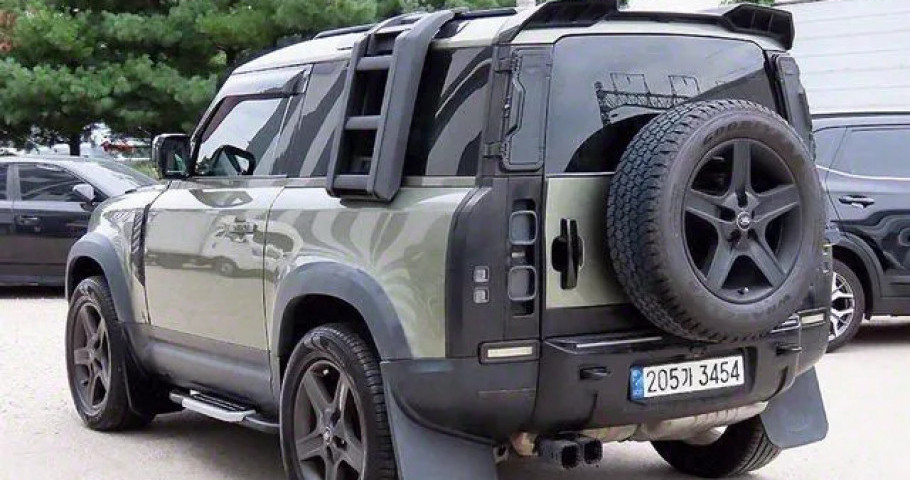 Land Rover Defender 