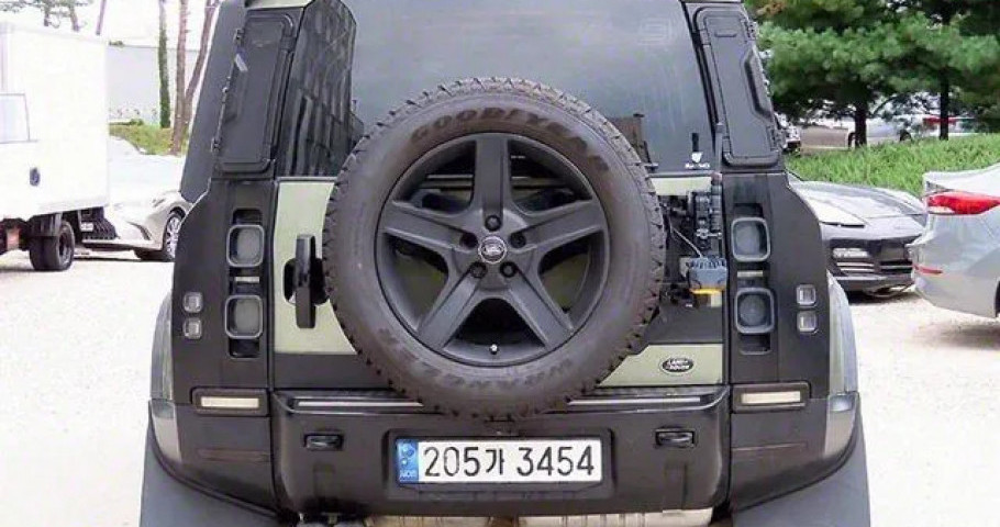 Land Rover Defender 