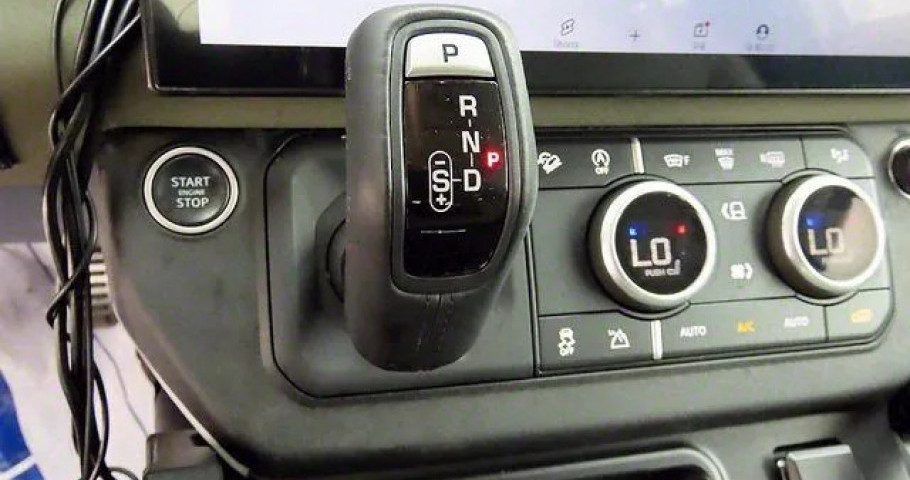 Land Rover Defender 