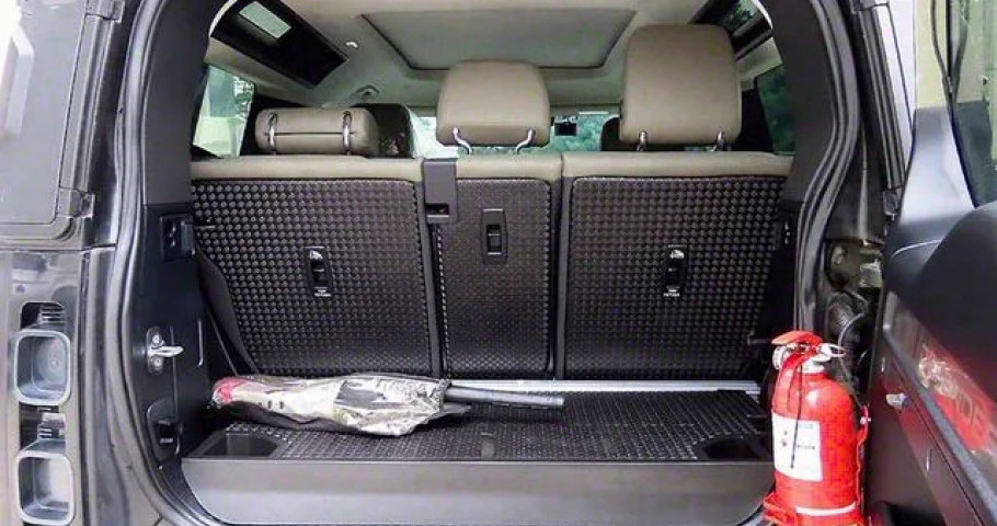 Land Rover Defender 