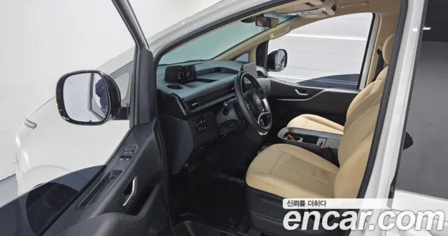 Hyundai Staria 