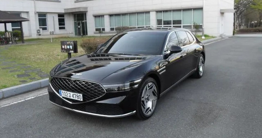 Genesis G90 