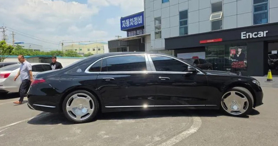 Mercedes-Benz S-Class 