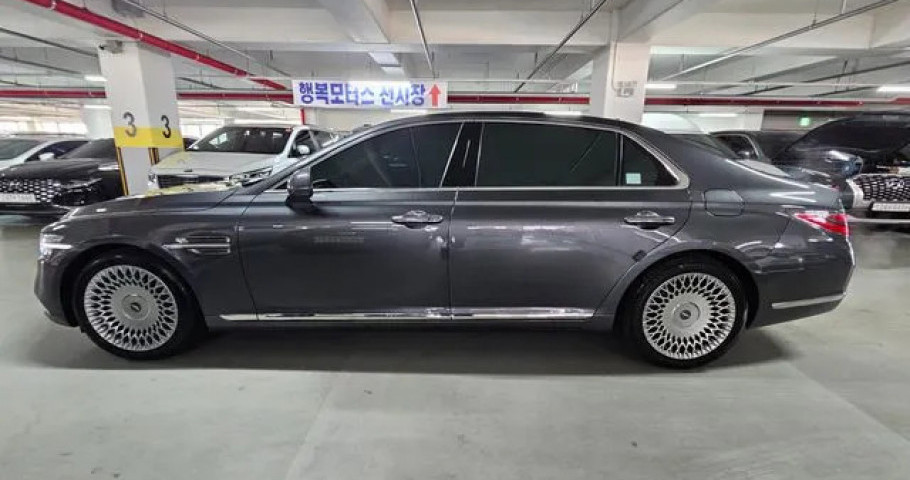 Genesis G90 