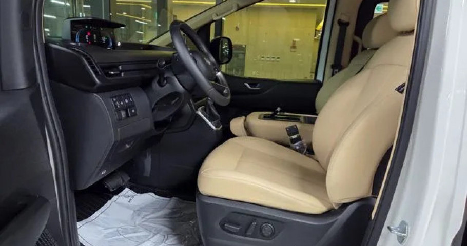 Hyundai Staria 