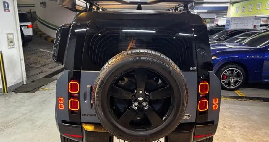 Land Rover Defender 