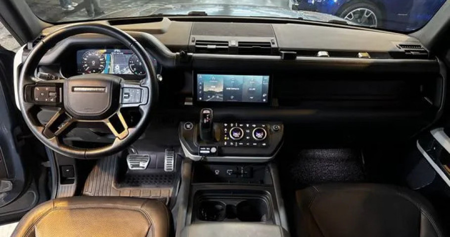 Land Rover Defender 