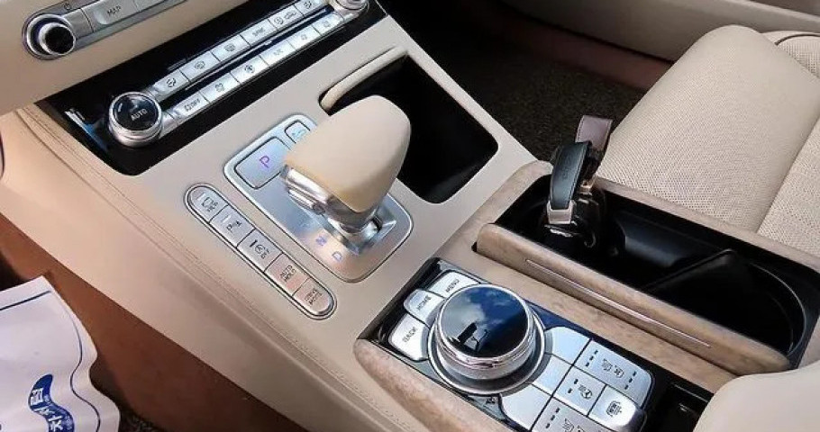 Genesis G90 