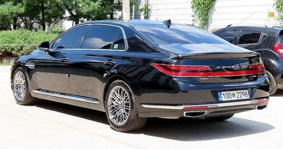 Genesis G90 