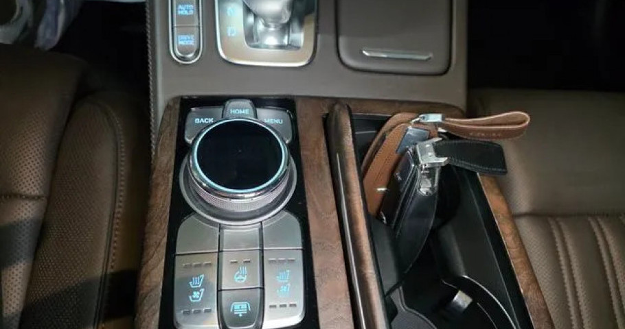 Genesis G90 
