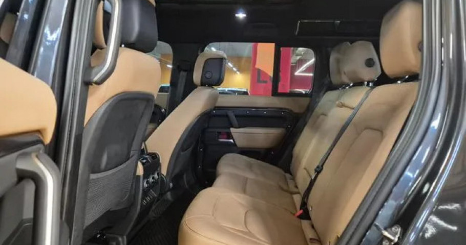 Land Rover Defender 