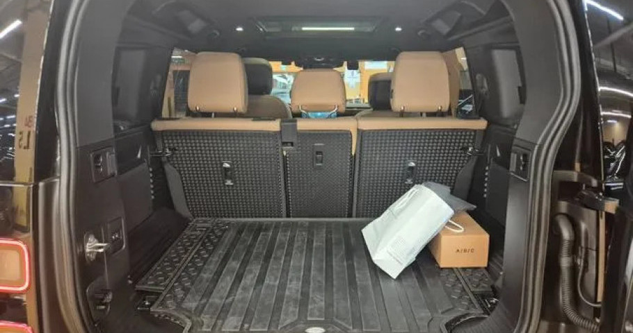 Land Rover Defender 