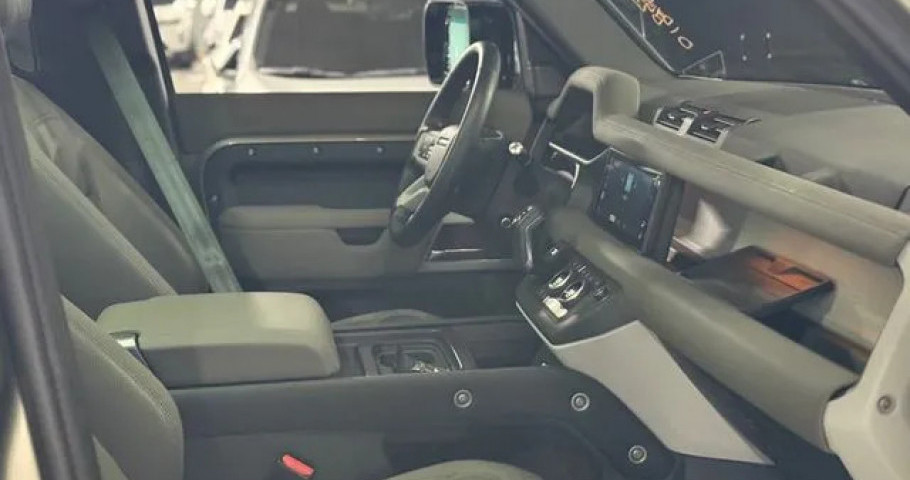 Land Rover Defender 