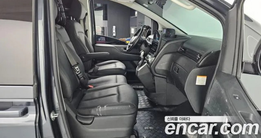 Hyundai Staria 