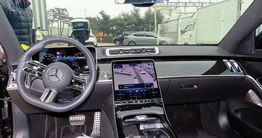 Mercedes-Benz S-Class 