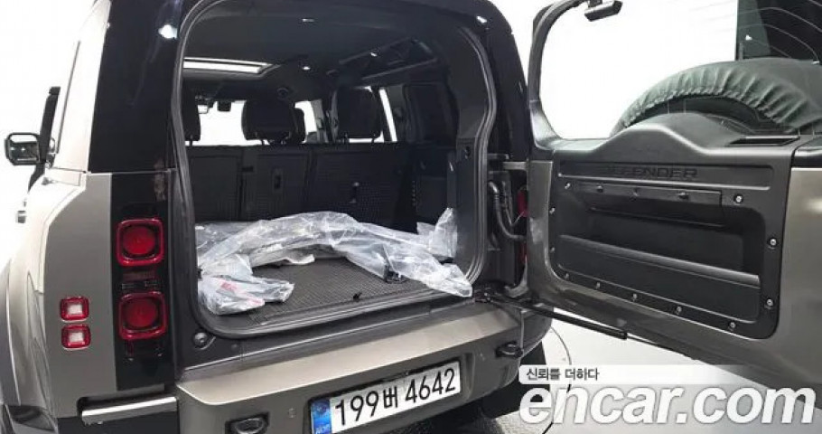 Land Rover Defender 