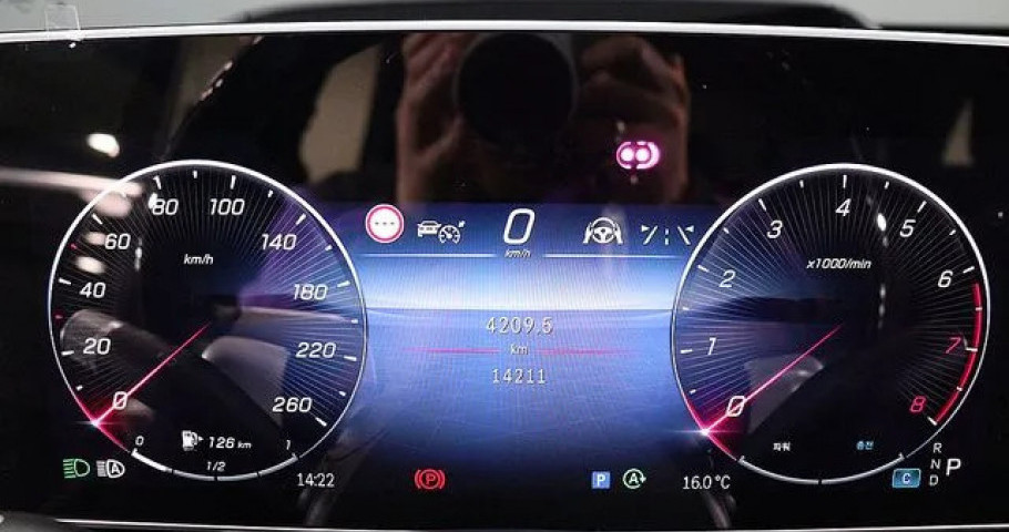 Mercedes-Benz S-Class 