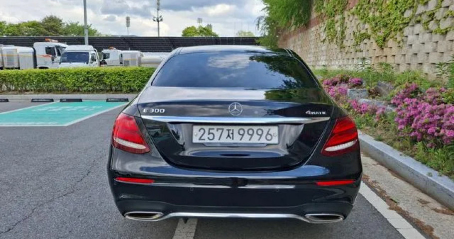 Mercedes-Benz E-Class 