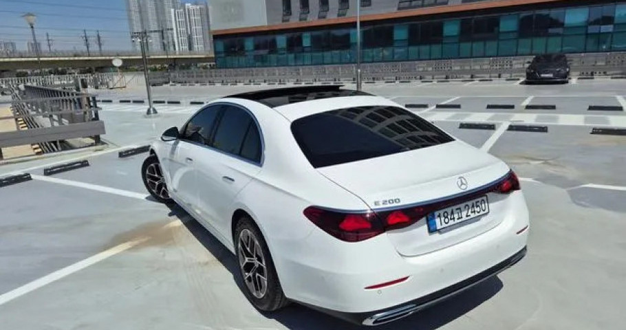 Mercedes-Benz E-Class 