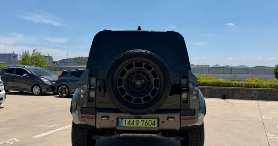 Land Rover Defender 