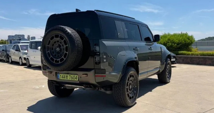 Land Rover Defender 