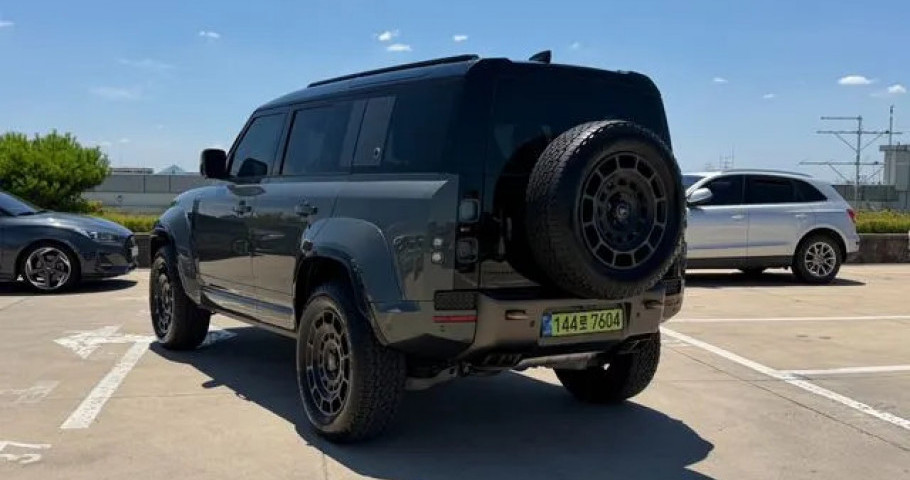 Land Rover Defender 