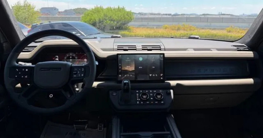 Land Rover Defender 