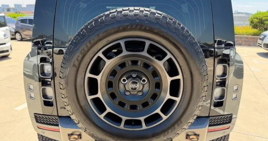 Land Rover Defender 