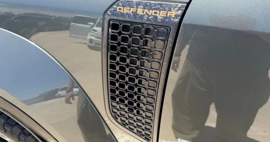 Land Rover Defender 