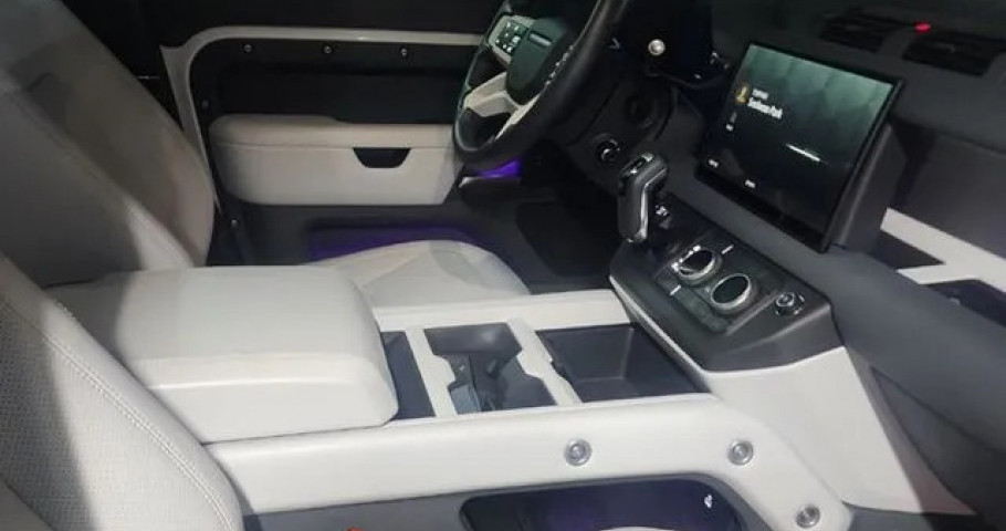 Land Rover Defender 