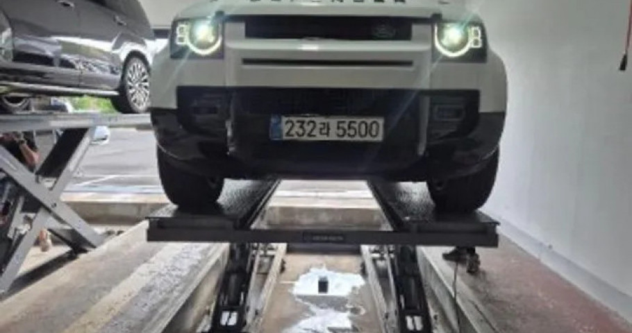 Land Rover Defender 