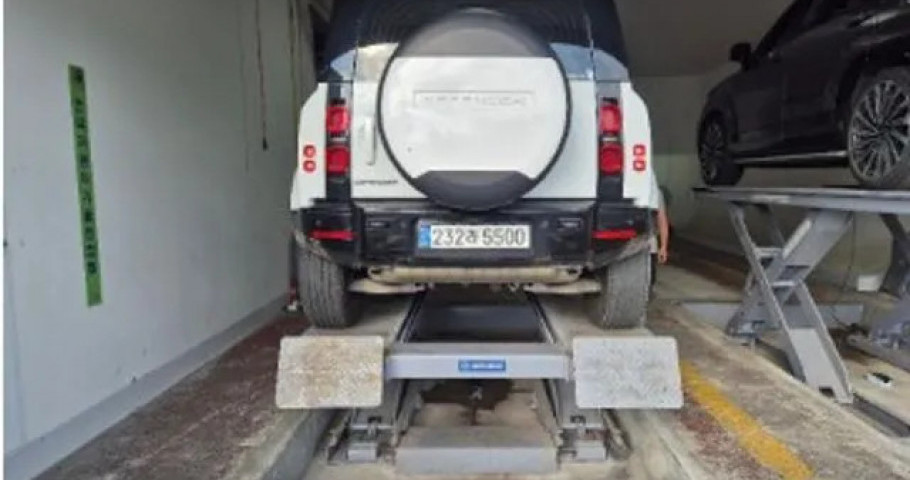 Land Rover Defender 