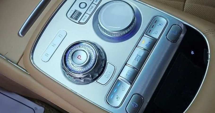 Genesis G90 